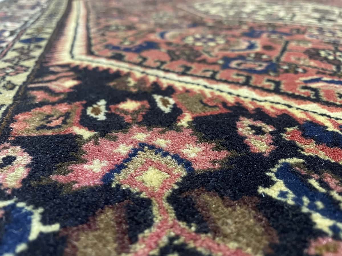 Persian rug of Bijar style in dimensions 172 centimeters length by 112 centimeters width with mainly pink colors — Texture close-up
