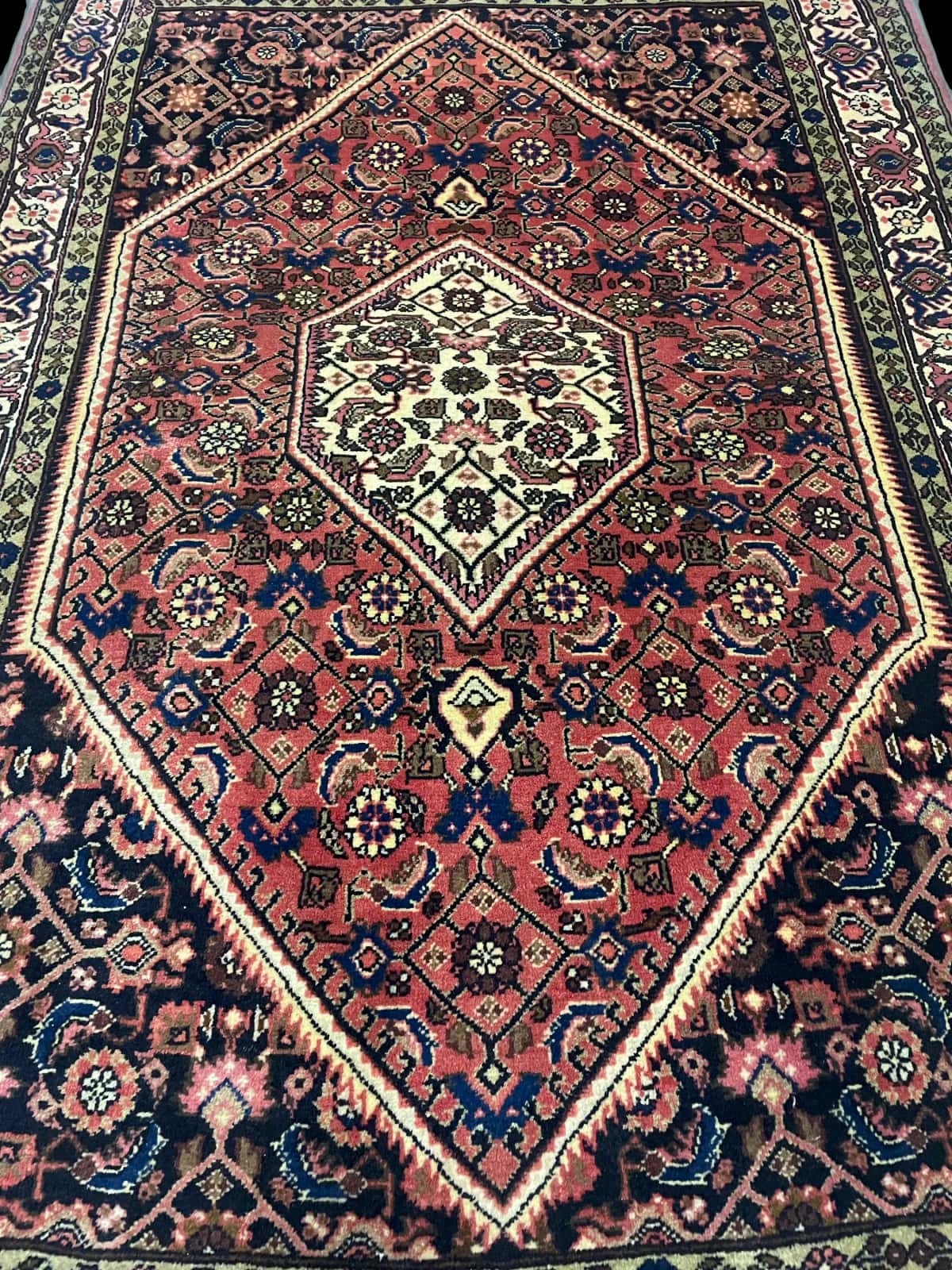 Persian rug of Bijar style in dimensions 172 centimeters length by 112 centimeters width with mainly pink and green colors — Perspective