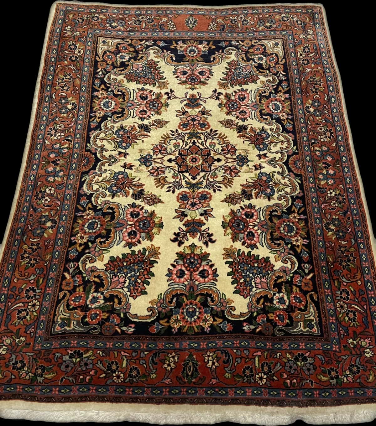 Persian rug in dimensions 145 centimeters length by 112 centimeters width with mainly beige colors — Perspective