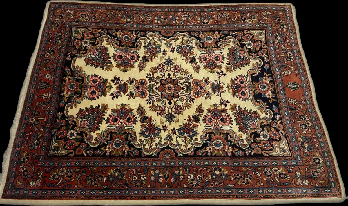 Persian rug in dimensions 145 centimeters length by 112 centimeters width with mainly beige colors — Perspective