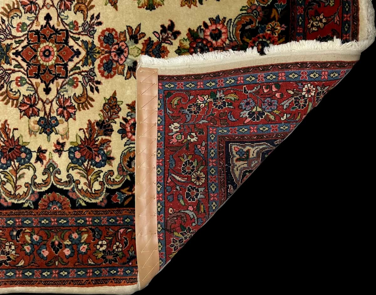 persischer Teppich in den Maßen 145 Zentimeter Länge mal 112 Zentimeter Breite mit überwiegend beige und braun Farben — Gefaltet
