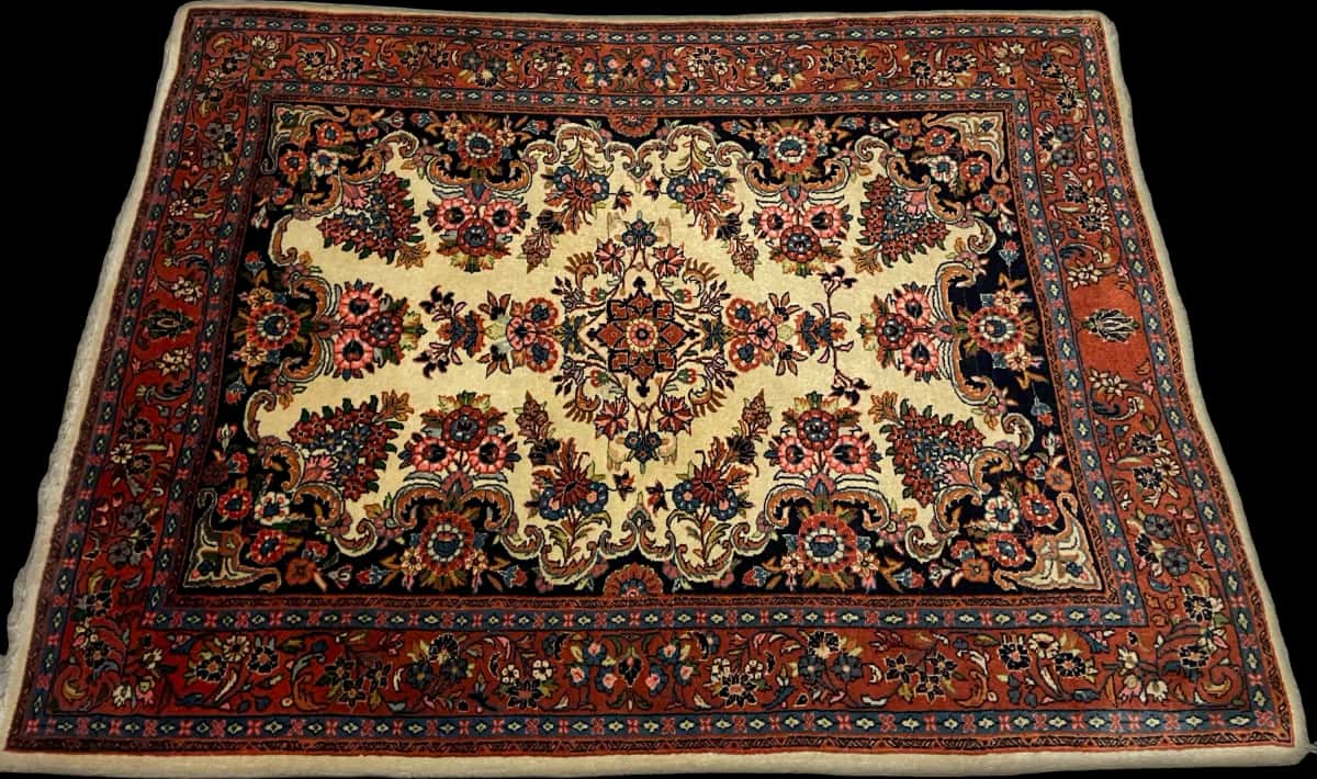 persischer Teppich in den Maßen 145 Zentimeter Länge mal 112 Zentimeter Breite mit überwiegend beige und braun Farben — Perspektive
