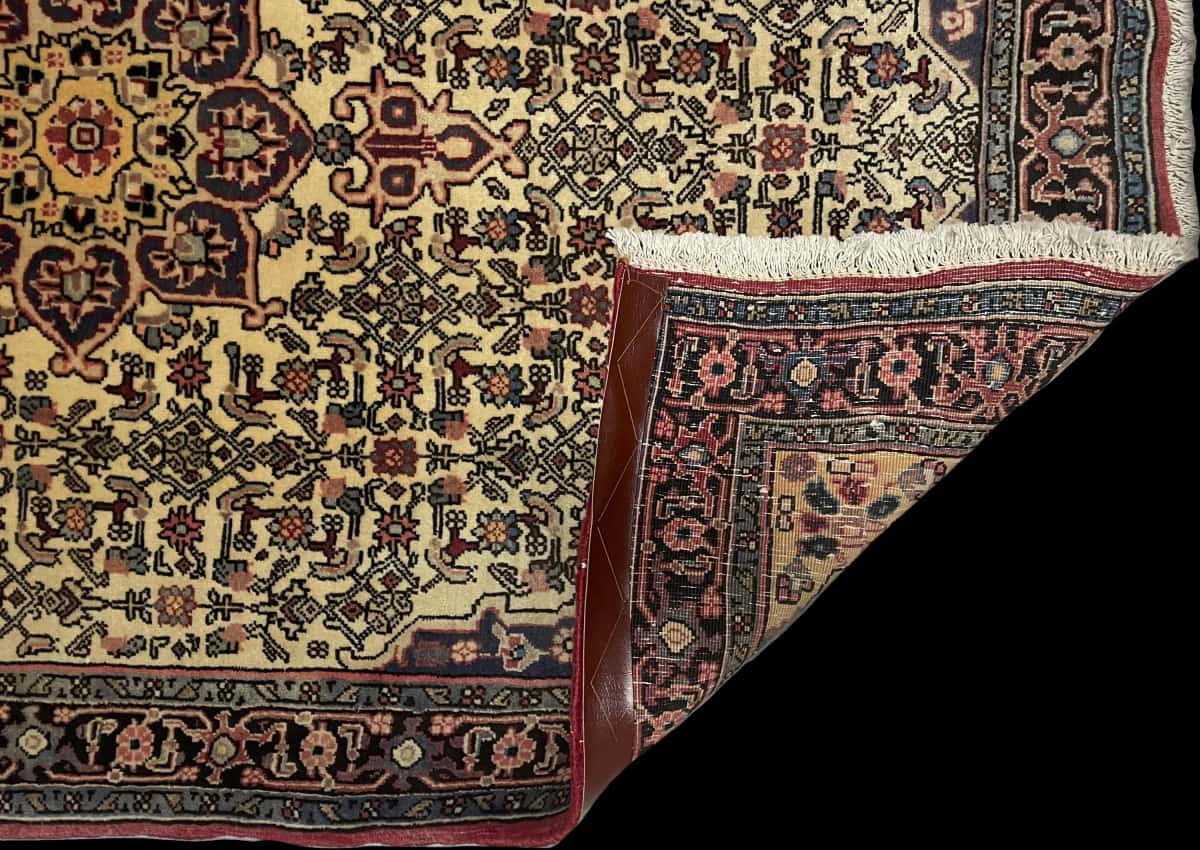 alfombra persa de estilo Zanjan en dimensiones 153 centímetros de largo por 108 centímetros de ancho con colores principalmente beige — Plegada