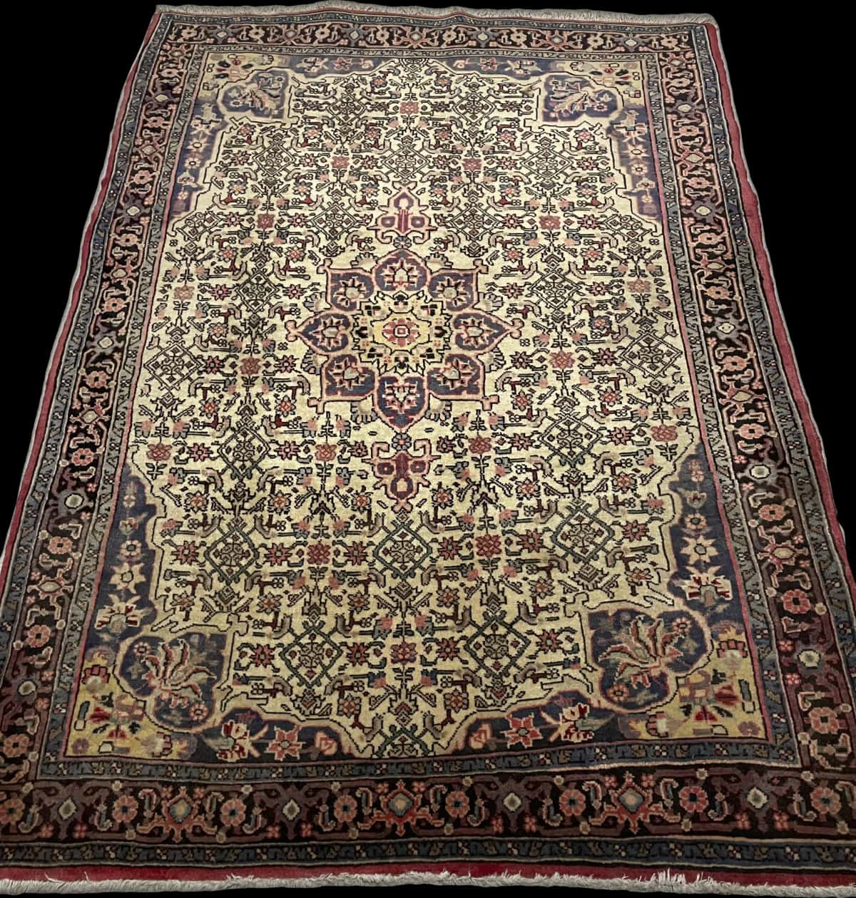 alfombra persa de estilo Zanjan en dimensiones 153 centímetros de largo por 108 centímetros de ancho con colores principalmente beige — Perspectiva
