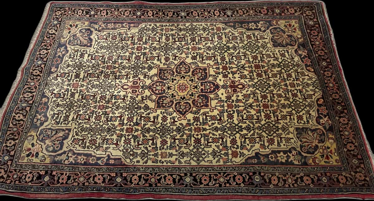 alfombra persa de estilo Zanjan en dimensiones 153 centímetros de largo por 108 centímetros de ancho con colores principalmente beige — Perspectiva
