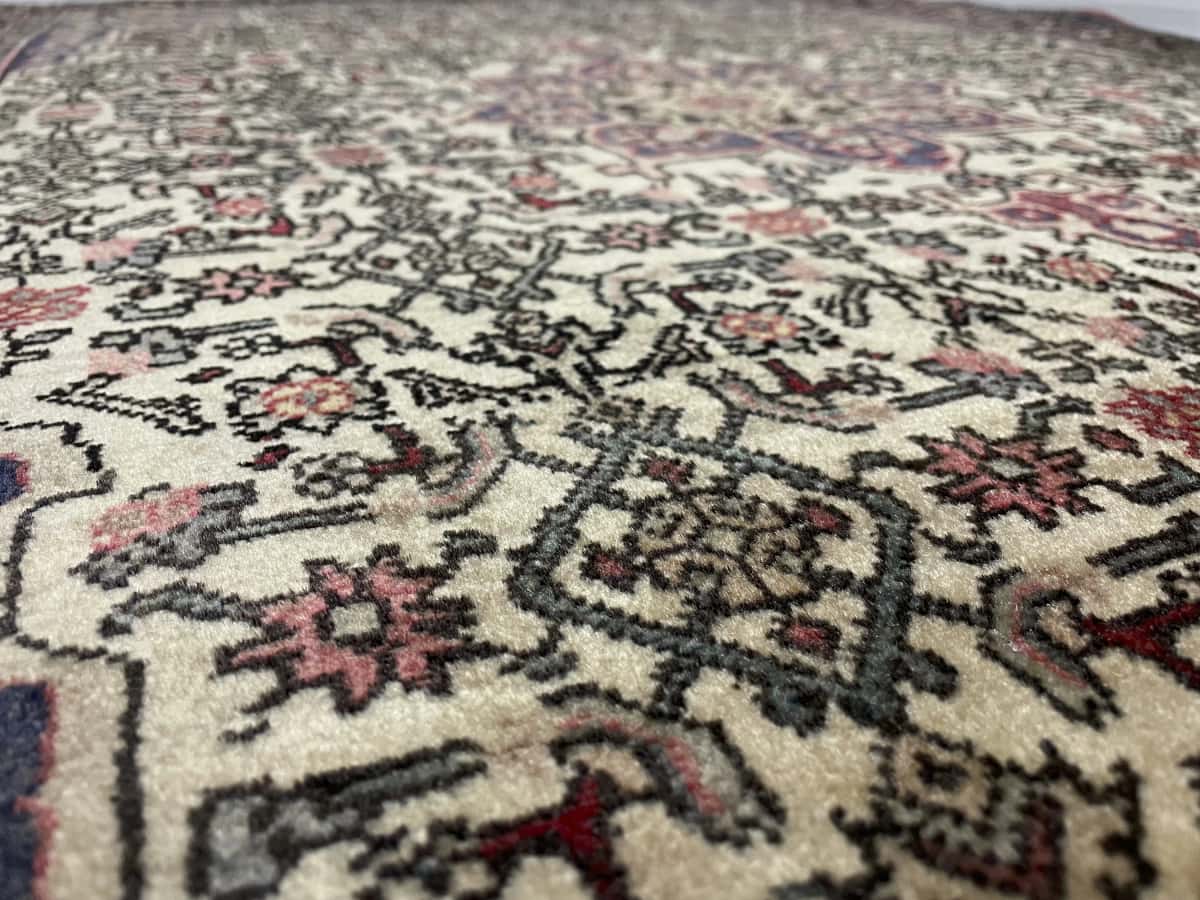 alfombra persa de estilo Zanjan en dimensiones 153 centímetros de largo por 108 centímetros de ancho con colores principalmente beige — Primer plano de la textura