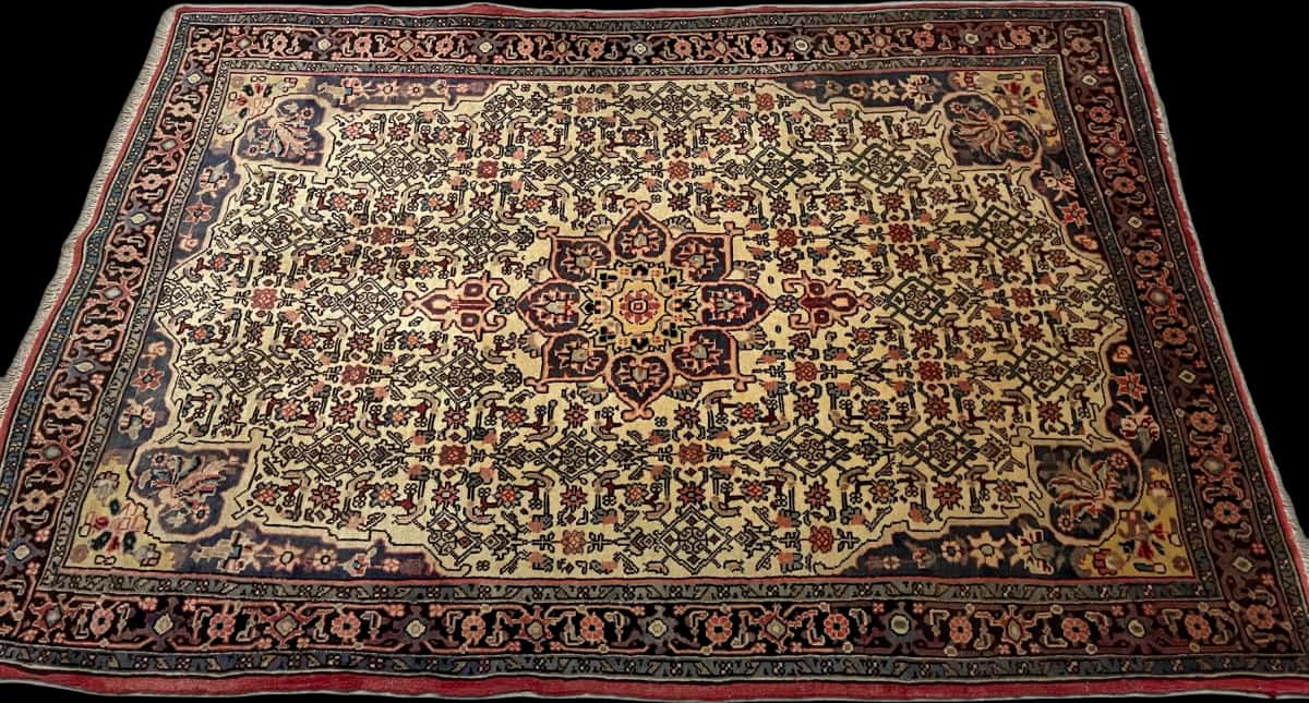 Persian rug of Zanjan style in dimensions 153 centimeters length by 108 centimeters width with mainly beige colors — Perspective