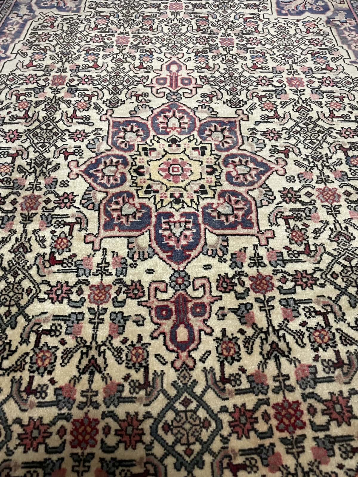 alfombra persa de estilo Zanjan en dimensiones 153 centímetros de largo por 108 centímetros de ancho con colores principalmente beige — Perspectiva