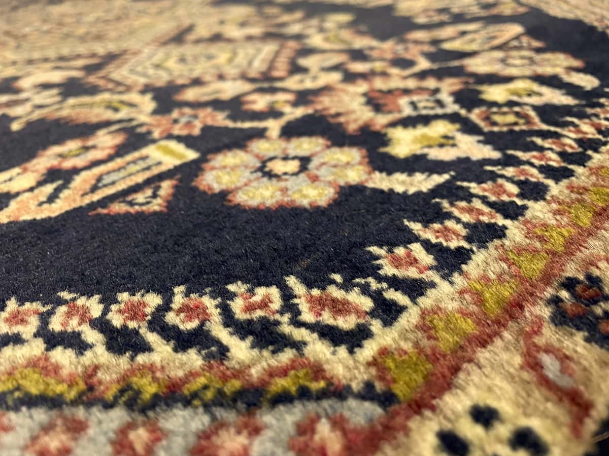Persian rug of Hamadan style in dimensions 150 centimeters length by 106 centimeters width with mainly blue colors — Texture close-up
