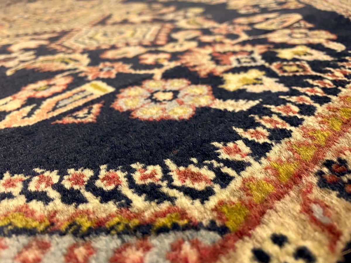 persischer Teppich im Hamadan Stil in den Maßen 150 Zentimeter Länge mal 106 Zentimeter Breite mit überwiegend blau Farben — Nahaufnahme der Textur