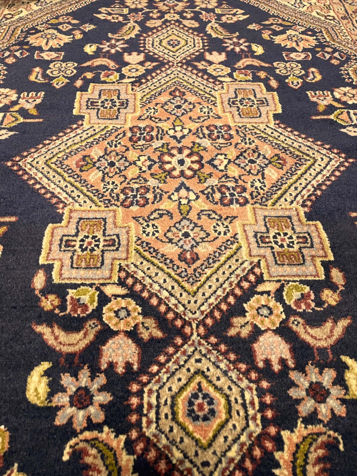 Persian rug of Hamadan style in dimensions 150 centimeters length by 106 centimeters width with mainly blue colors — Texture close-up