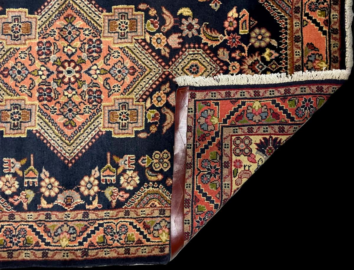 persischer Teppich im Hamadan Stil in den Maßen 150 Zentimeter Länge mal 106 Zentimeter Breite mit überwiegend blau Farben — Gefaltet