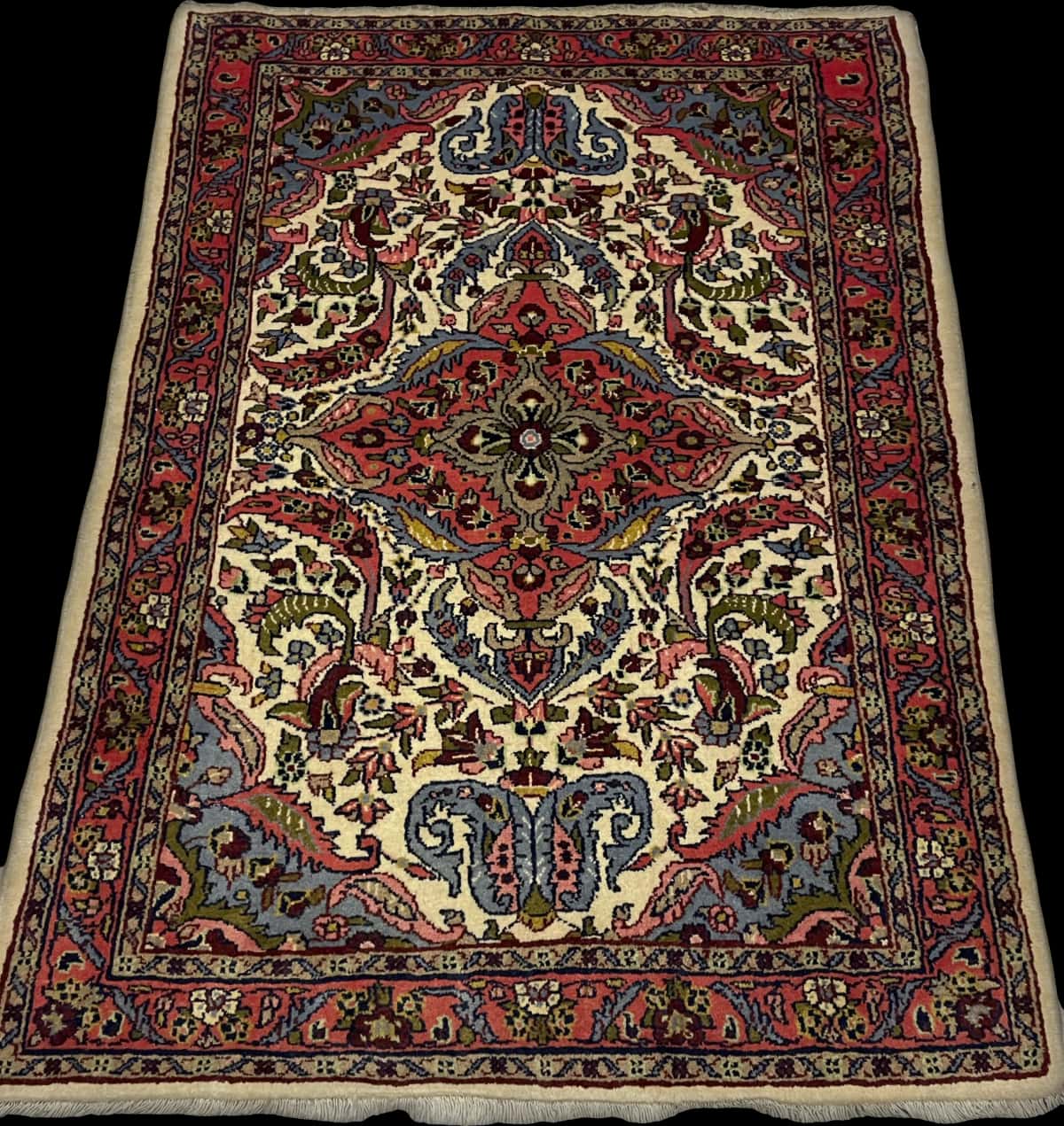 Persian rug in dimensions 140 centimeters length by 103 centimeters width with mainly red colors — Perspective