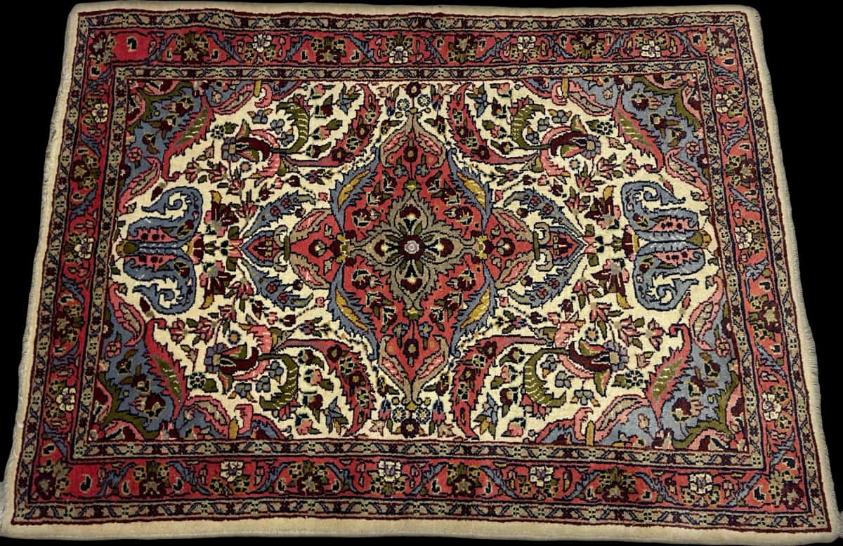 Persian rug in dimensions 140 centimeters length by 103 centimeters width with mainly red colors — Perspective