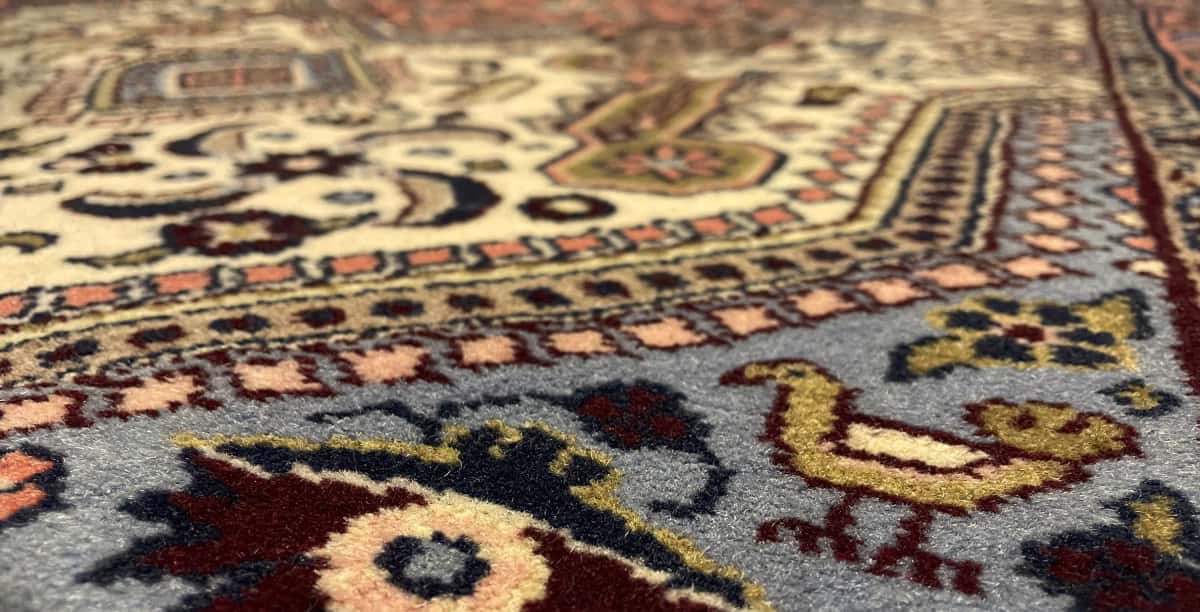 alfombra persa de estilo Hamadán en dimensiones 148 centímetros de largo por 98 centímetros de ancho con colores principalmente beige y naranja — Primer plano de la textura