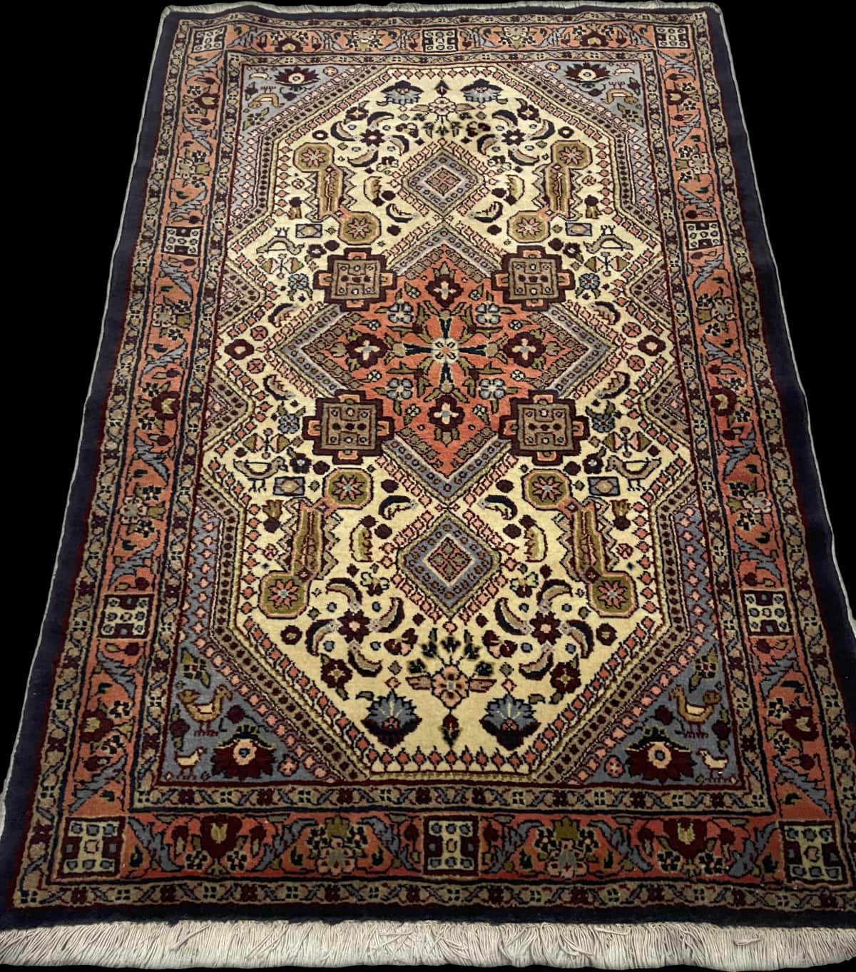alfombra persa de estilo Hamadán en dimensiones 148 centímetros de largo por 98 centímetros de ancho con colores principalmente beige y naranja — Perspectiva