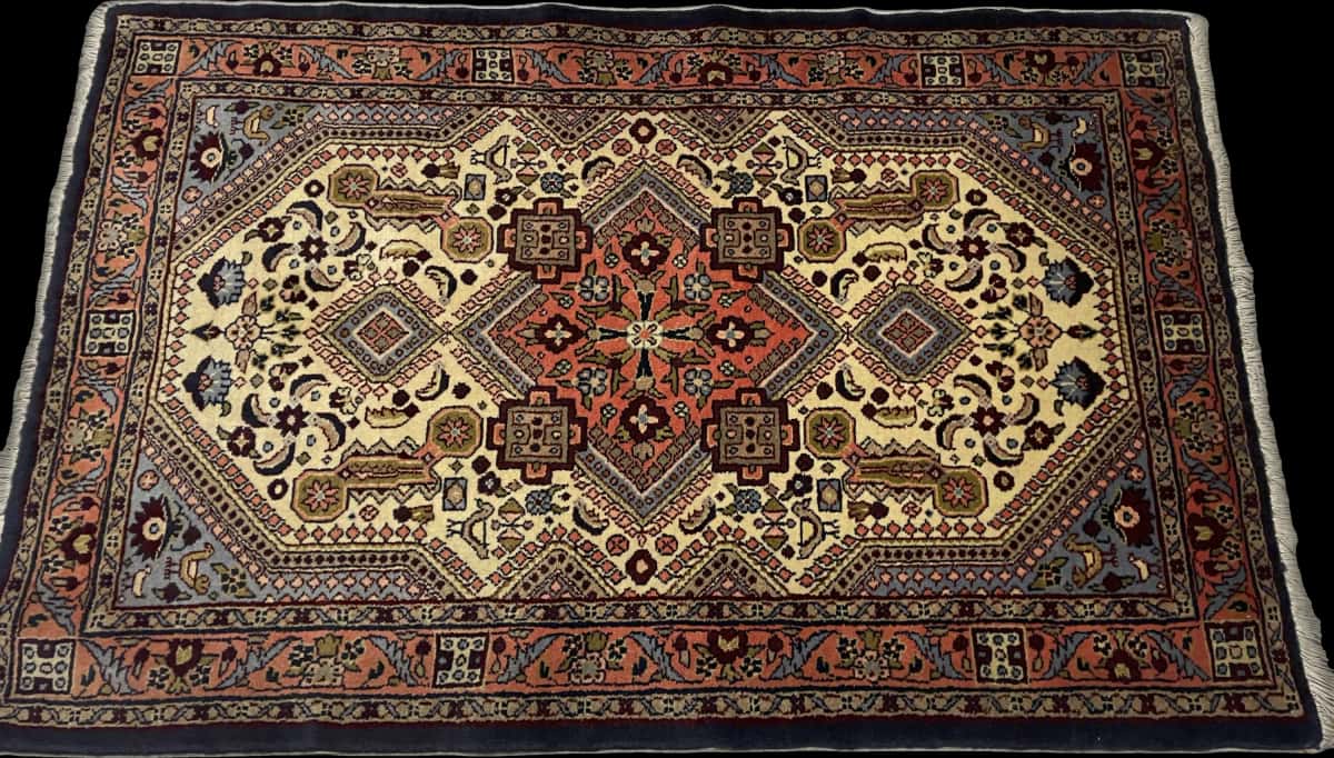 alfombra persa de estilo Hamadán en dimensiones 148 centímetros de largo por 98 centímetros de ancho con colores principalmente beige y naranja — Perspectiva
