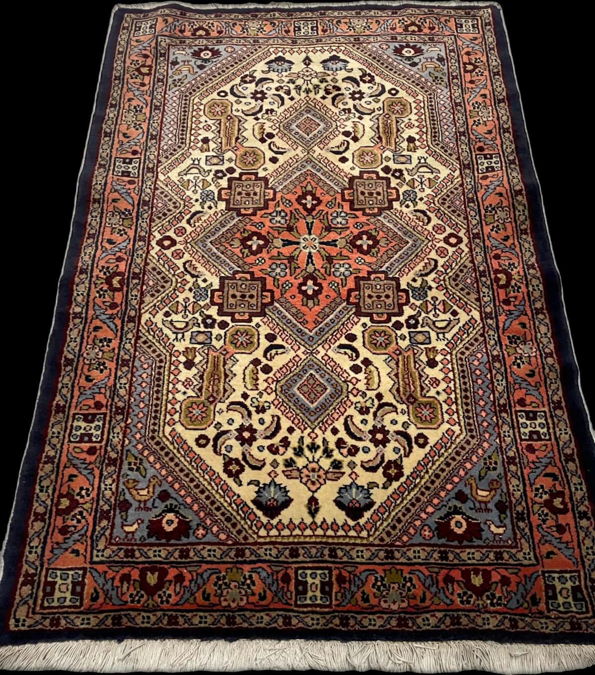 persischer Teppich im Hamadan Stil in den Maßen 148 Zentimeter Länge mal 98 Zentimeter Breite mit überwiegend beige und orange Farben — Perspektive