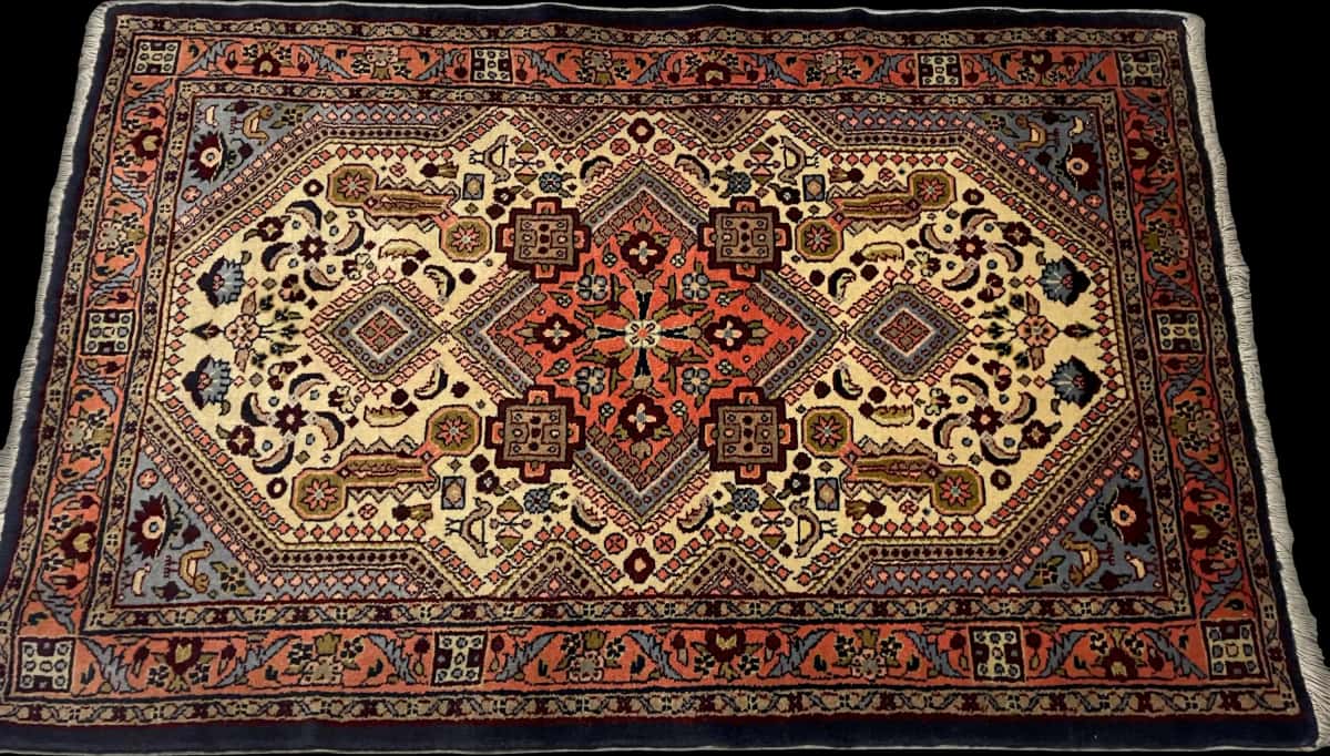 persischer Teppich im Hamadan Stil in den Maßen 148 Zentimeter Länge mal 98 Zentimeter Breite mit überwiegend beige und orange Farben — Perspektive