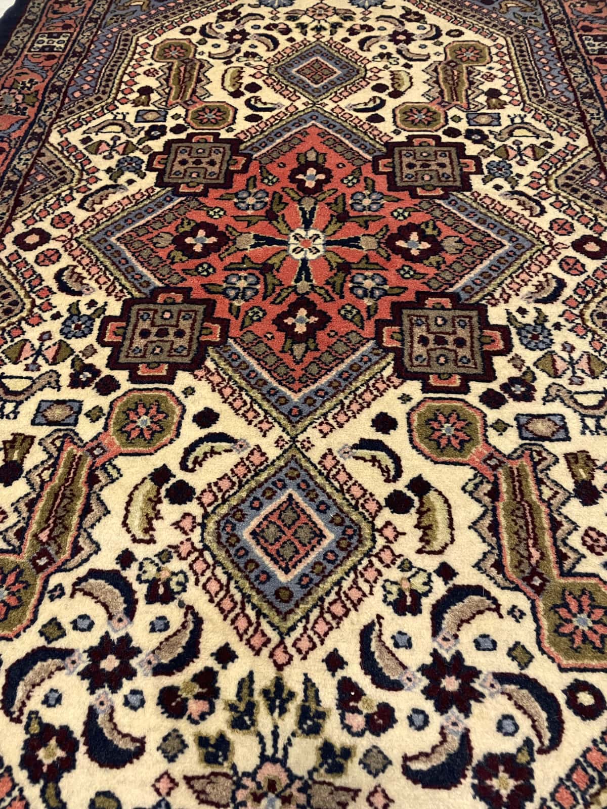 alfombra persa de estilo Hamadán en dimensiones 148 centímetros de largo por 98 centímetros de ancho con colores principalmente beige y naranja — Perspectiva
