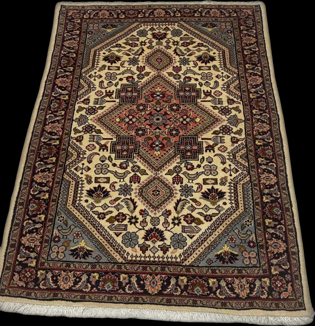 Persian rug in dimensions 153 centimeters length by 108 centimeters width with mainly beige colors — Perspective