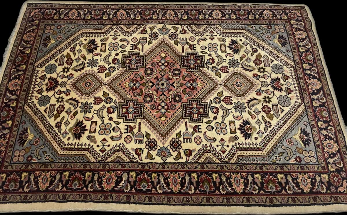 Persian rug in dimensions 153 centimeters length by 108 centimeters width with mainly beige colors — Perspective