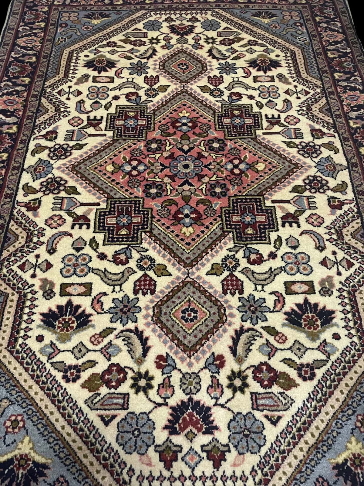 Persian rug in dimensions 153 centimeters length by 108 centimeters width with mainly beige colors — Perspective