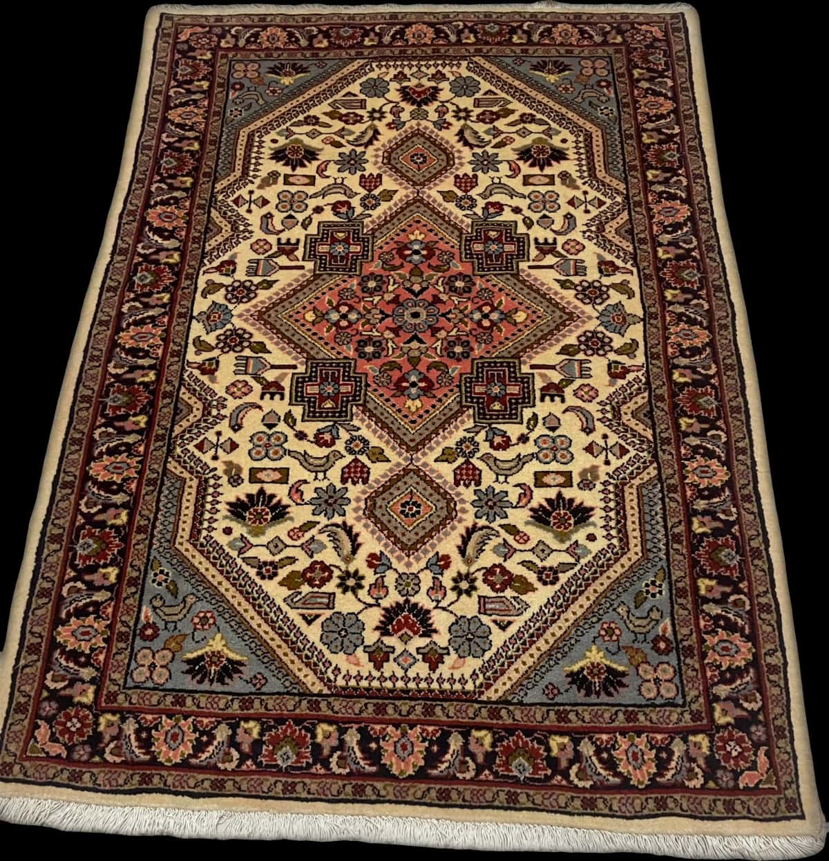 alfombra persa en dimensiones 153 centímetros de largo por 108 centímetros de ancho con colores principalmente beige — Perspectiva