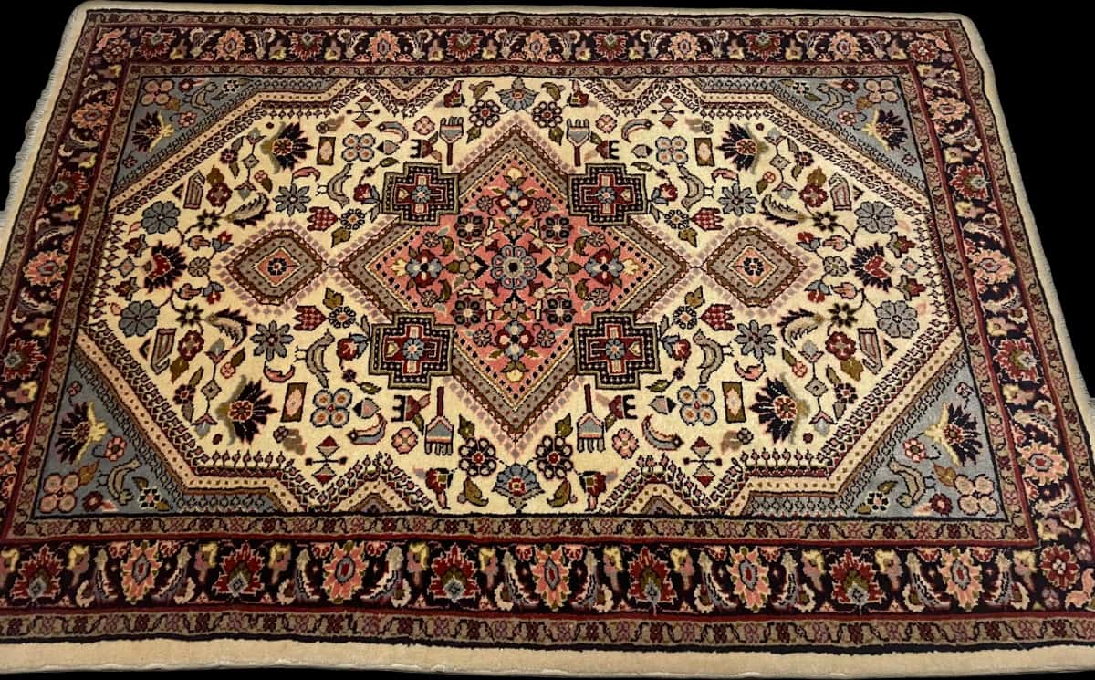 alfombra persa en dimensiones 153 centímetros de largo por 108 centímetros de ancho con colores principalmente beige — Perspectiva