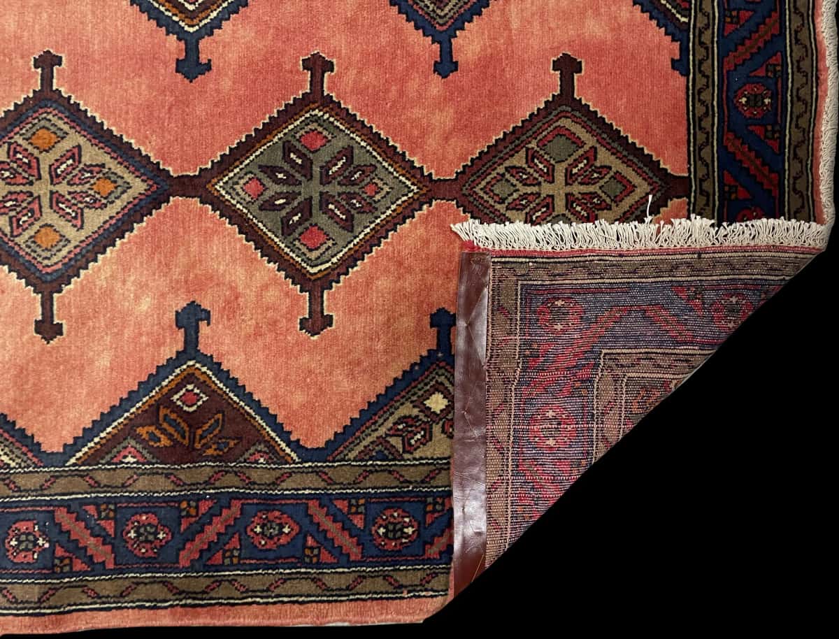 Persian rug of Hamadan style in dimensions 147 centimeters length by 95 centimeters width with mainly pink colors — Folded