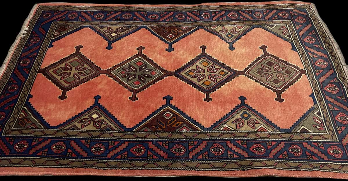 Persian rug of Hamadan style in dimensions 147 centimeters length by 95 centimeters width with mainly pink colors — Perspective