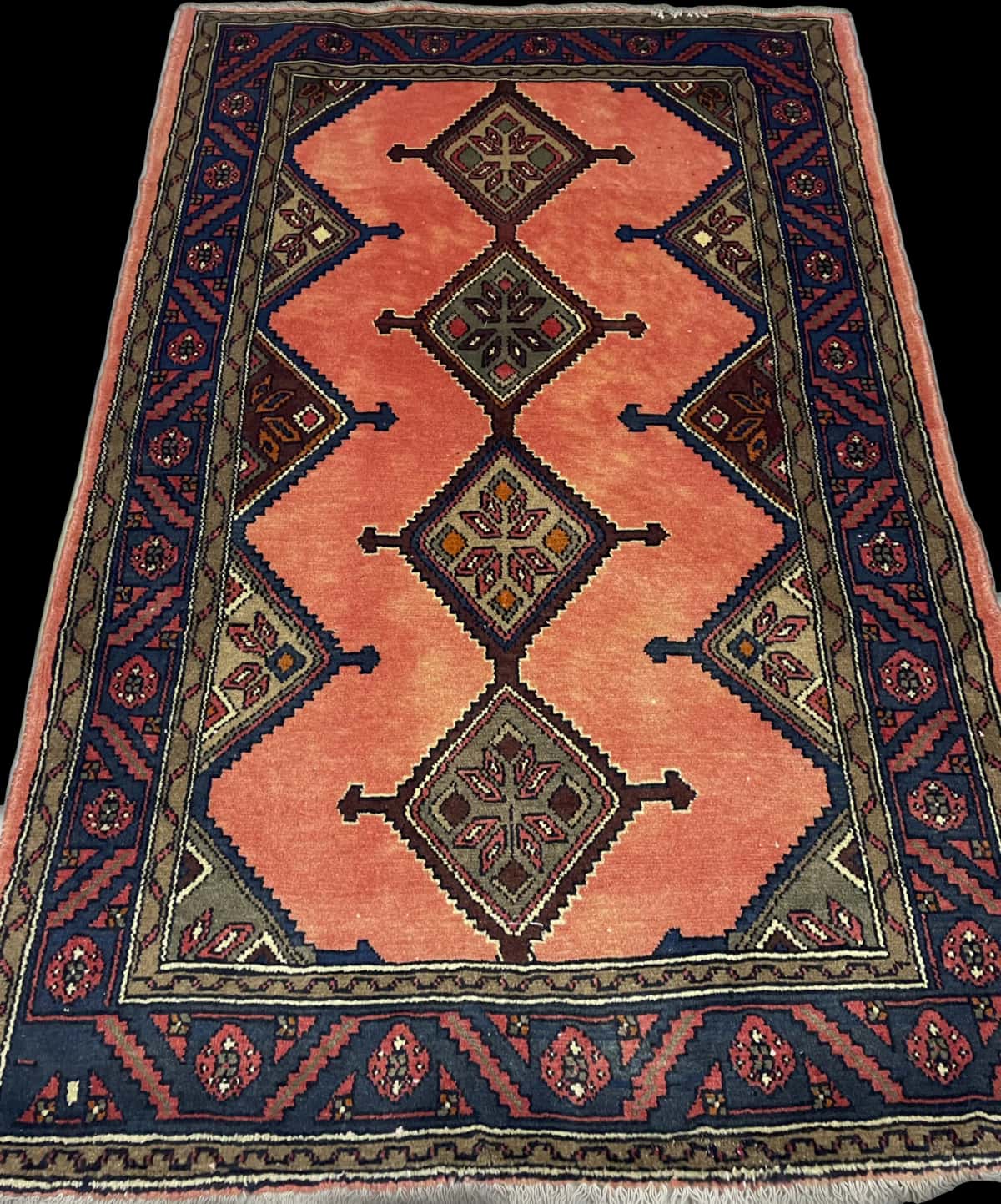 Persian rug of Hamadan style in dimensions 147 centimeters length by 95 centimeters width with mainly pink colors — Perspective