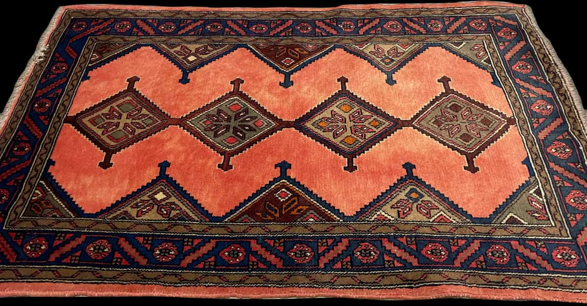 persischer Teppich im Hamadan Stil in den Maßen 147 Zentimeter Länge mal 95 Zentimeter Breite mit überwiegend rosa Farben — Perspektive