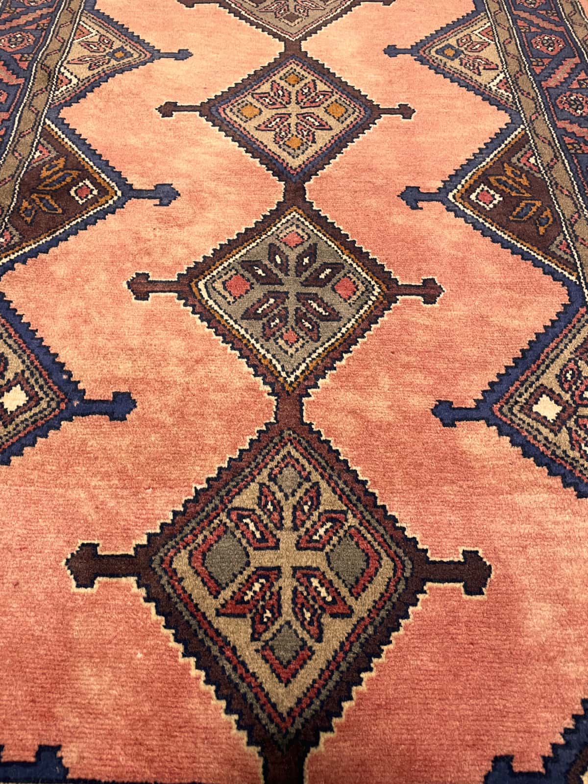 Persian rug of Hamadan style in dimensions 147 centimeters length by 95 centimeters width with mainly pink colors — Perspective