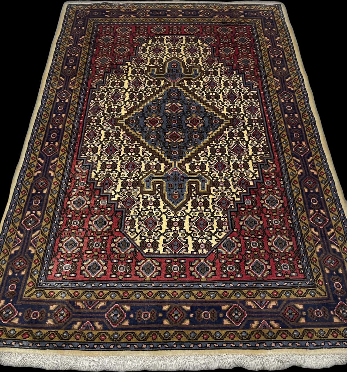 alfombra persa de estilo Hamadán en dimensiones 165 centímetros de largo por 112 centímetros de ancho con colores principalmente rojo y beige — Perspectiva