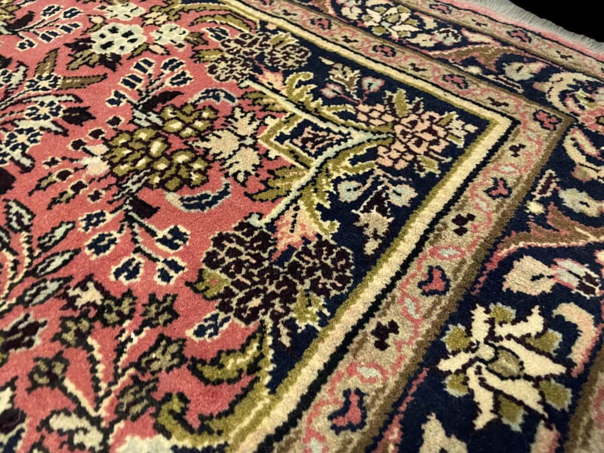 Persian rug of Hamadan style in dimensions 150 centimeters length by 100 centimeters width with mainly pink colors — Texture close-up