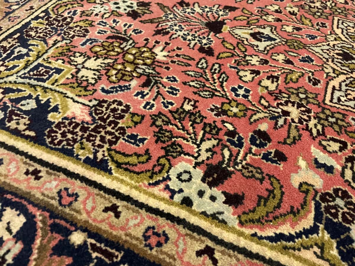 Persian rug of Hamadan style in dimensions 150 centimeters length by 100 centimeters width with mainly pink colors — Texture close-up