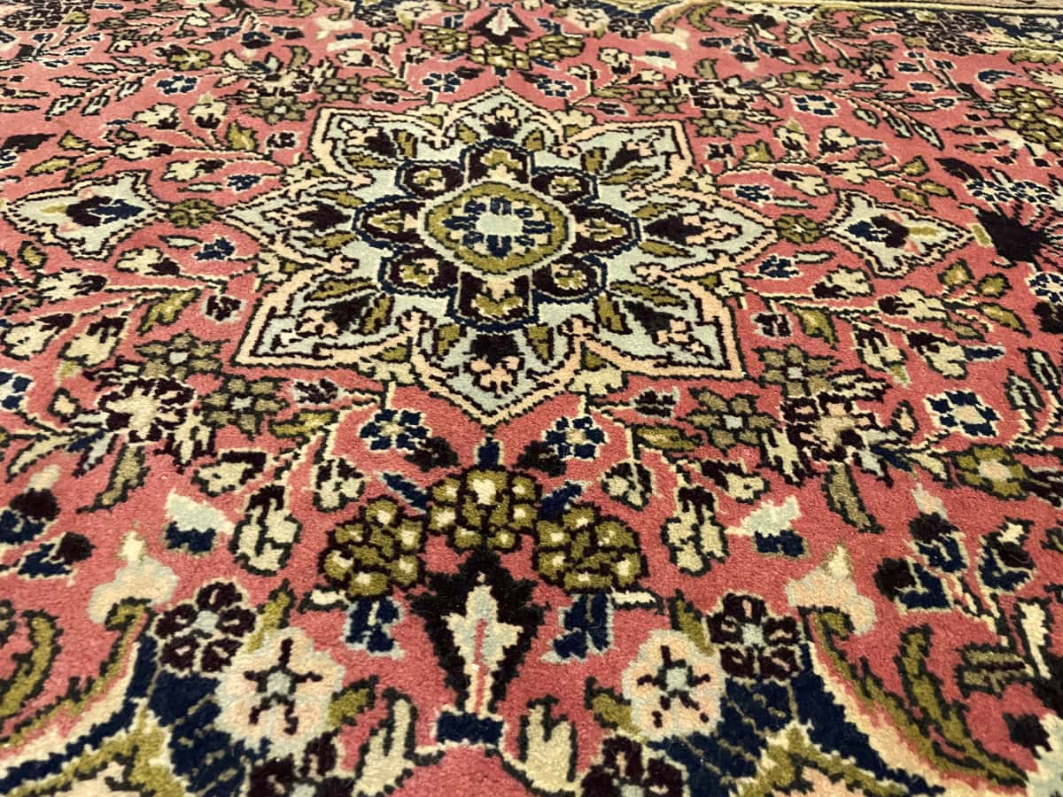 Persian rug of Hamadan style in dimensions 150 centimeters length by 100 centimeters width with mainly pink colors — Texture close-up