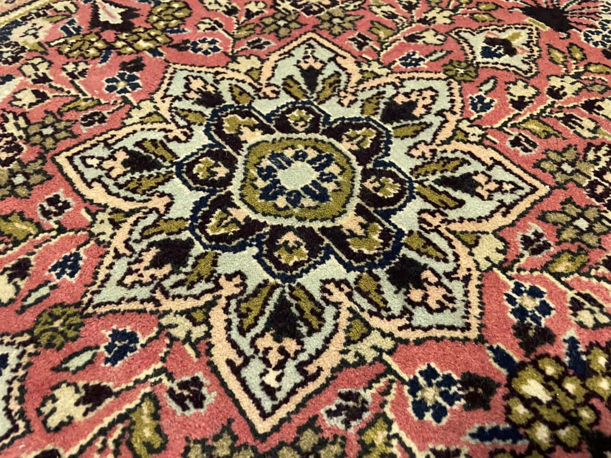 Persian rug of Hamadan style in dimensions 150 centimeters length by 100 centimeters width with mainly pink colors — Texture close-up