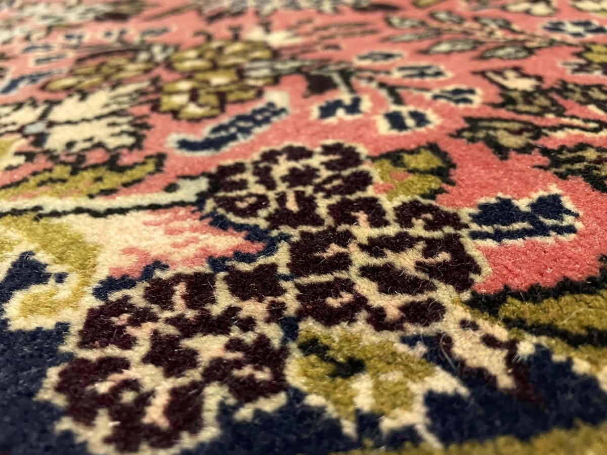 Persian rug of Hamadan style in dimensions 150 centimeters length by 100 centimeters width with mainly pink colors — Texture close-up