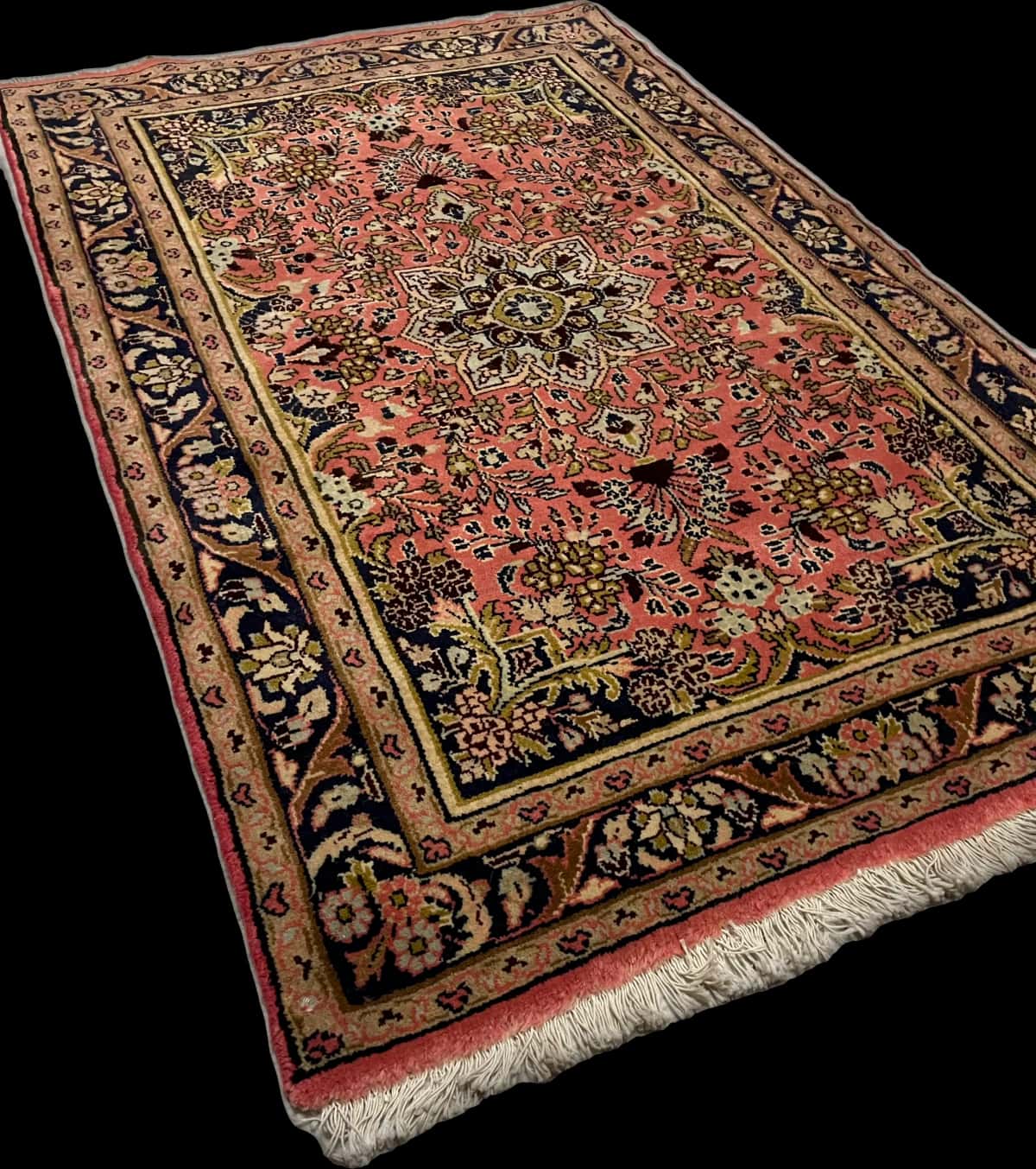 persischer Teppich im Hamadan Stil in den Maßen 150 Zentimeter Länge mal 100 Zentimeter Breite mit überwiegend rosa und rot Farben — Perspektive
