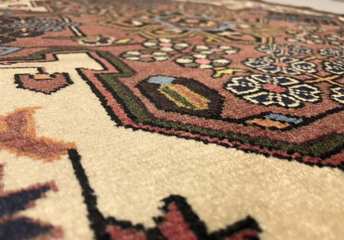 Persian rug of Hamadan style in dimensions 157 centimeters length by 100 centimeters width with mainly brown colors — Texture close-up