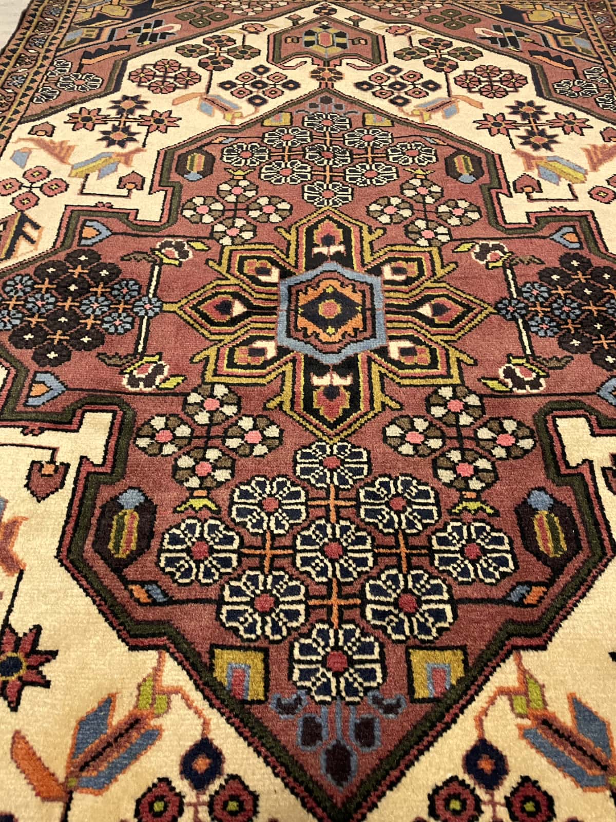 Persian rug of Hamadan style in dimensions 157 centimeters length by 100 centimeters width with mainly brown colors — Perspective