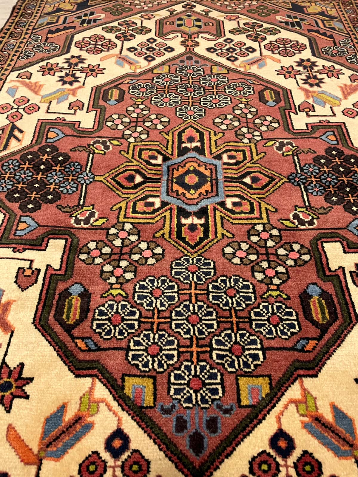 Persian rug of Hamadan style in dimensions 157 centimeters length by 100 centimeters width with mainly brown colors — Perspective