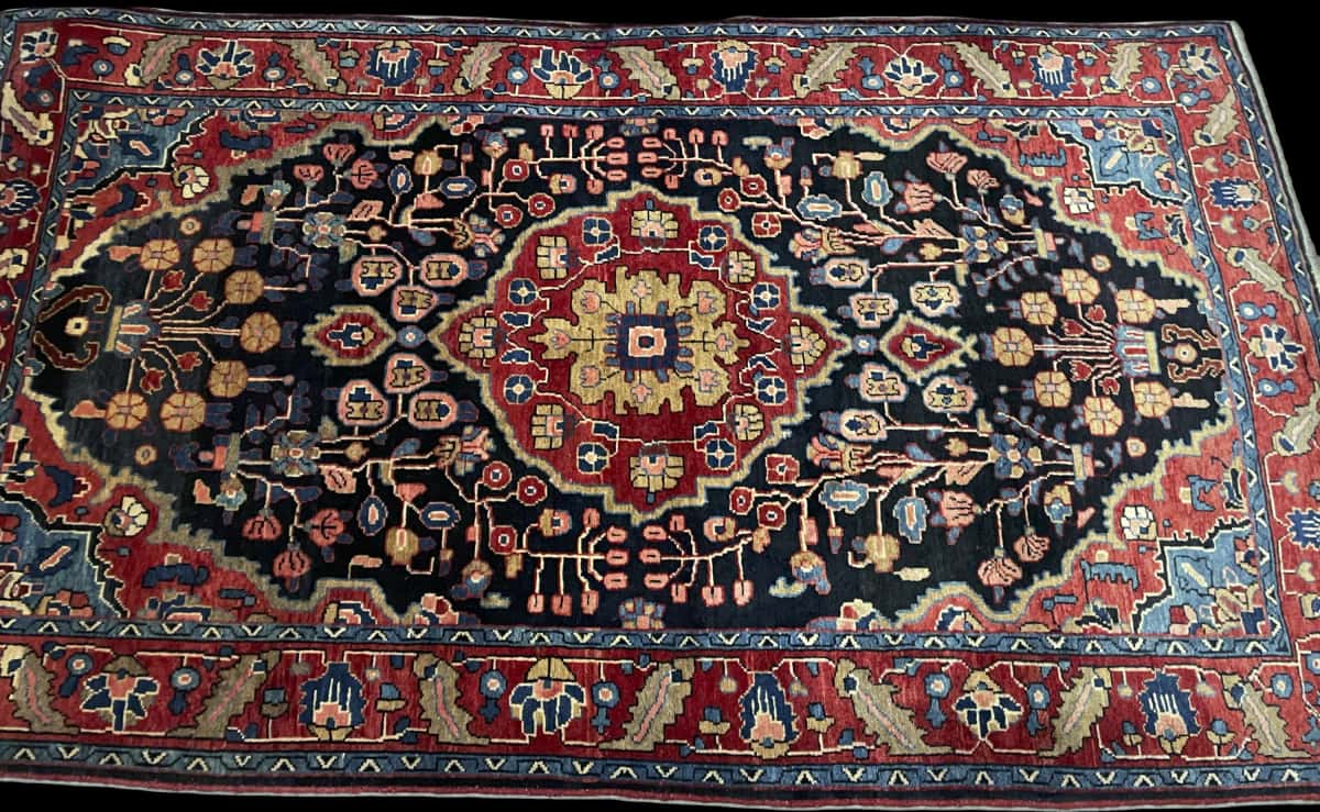 Persian rug of Mahallat style in dimensions 224 centimeters length by 130 centimeters width with mainly red and blue colors — Perspective
