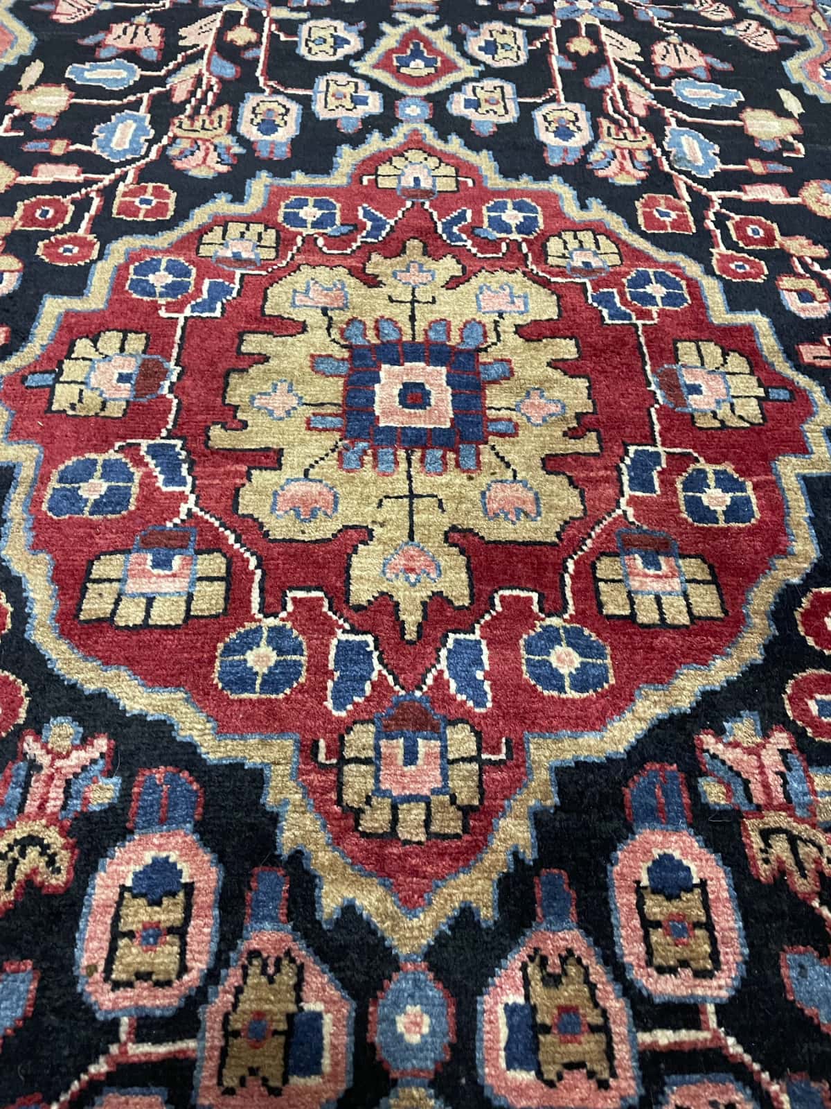 Persian rug of Mahallat style in dimensions 224 centimeters length by 130 centimeters width with mainly red and blue colors — Texture close-up