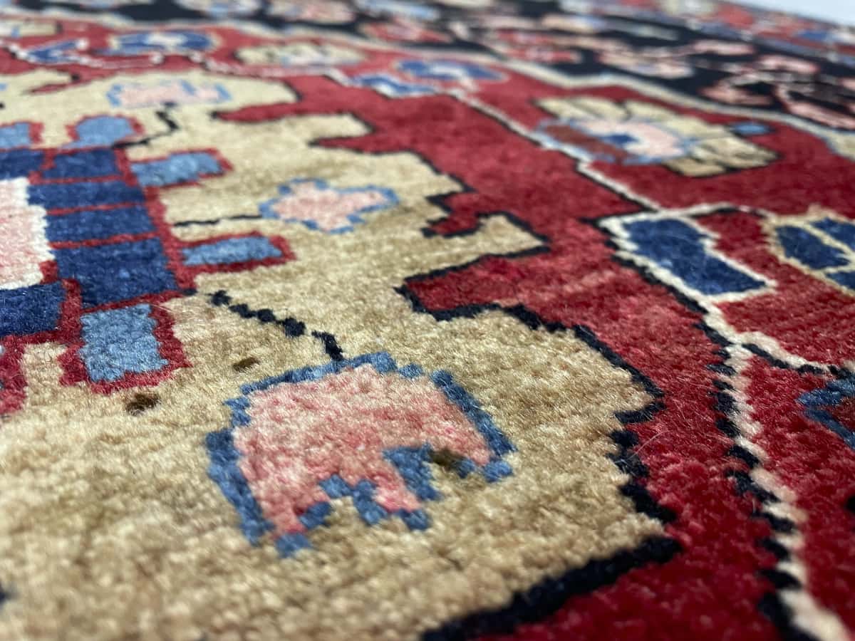 Persian rug of Mahallat style in dimensions 224 centimeters length by 130 centimeters width with mainly red and blue colors — Texture close-up