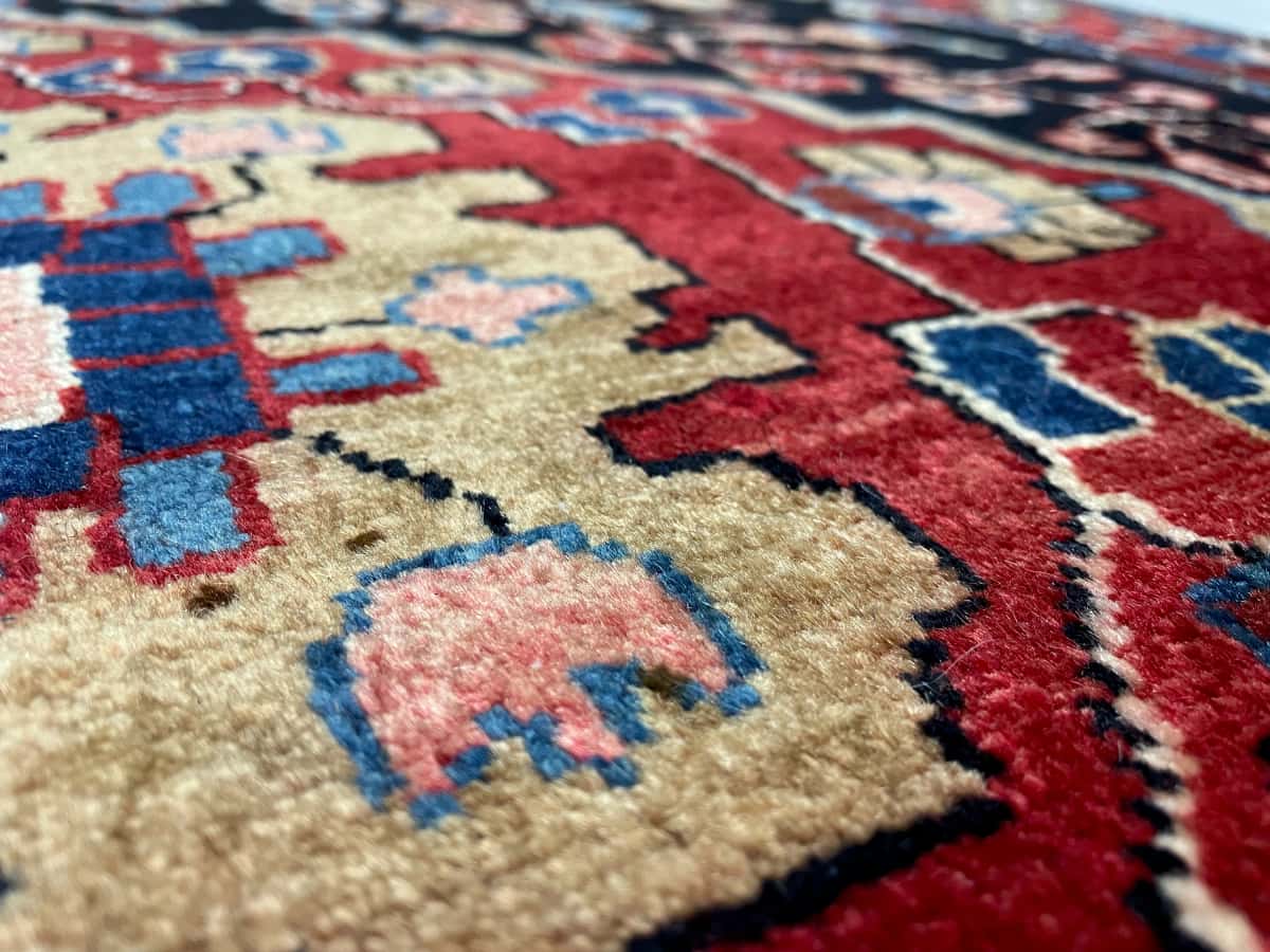 persischer Teppich im Mahallat Stil in den Maßen 224 Zentimeter Länge mal 130 Zentimeter Breite mit überwiegend rot und blau Farben — Nahaufnahme der Textur
