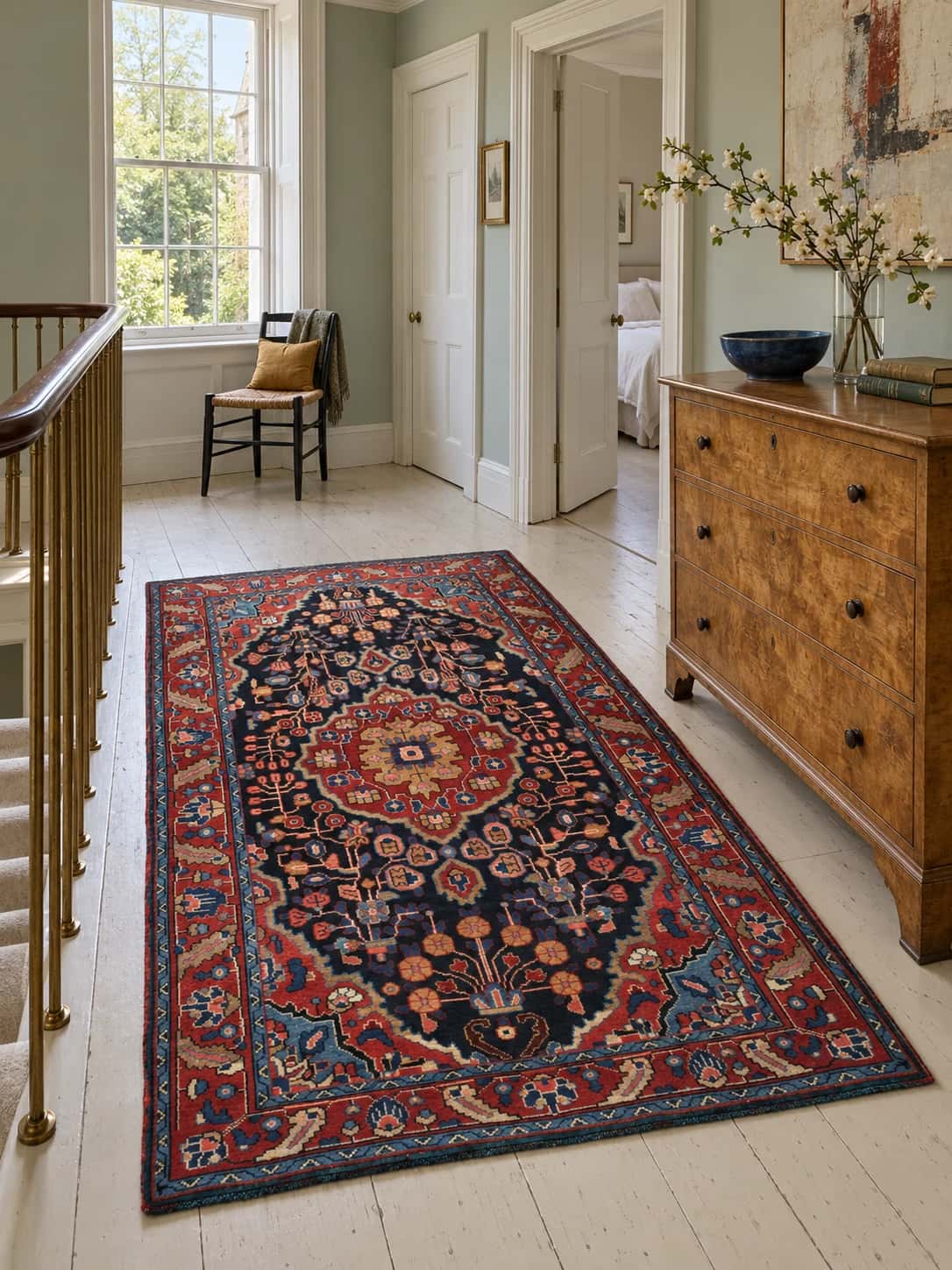 Alfombra persa Mahallat, floral, 130x224 cm, principalmente en rojo y azul — En una habitación