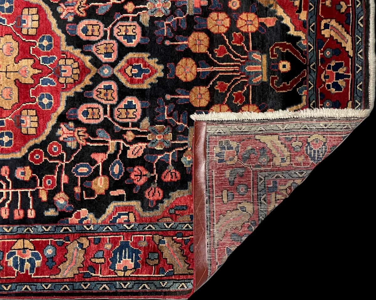 persischer Teppich im Mahallat Stil in den Maßen 224 Zentimeter Länge mal 130 Zentimeter Breite mit überwiegend rot und blau Farben — Gefaltet